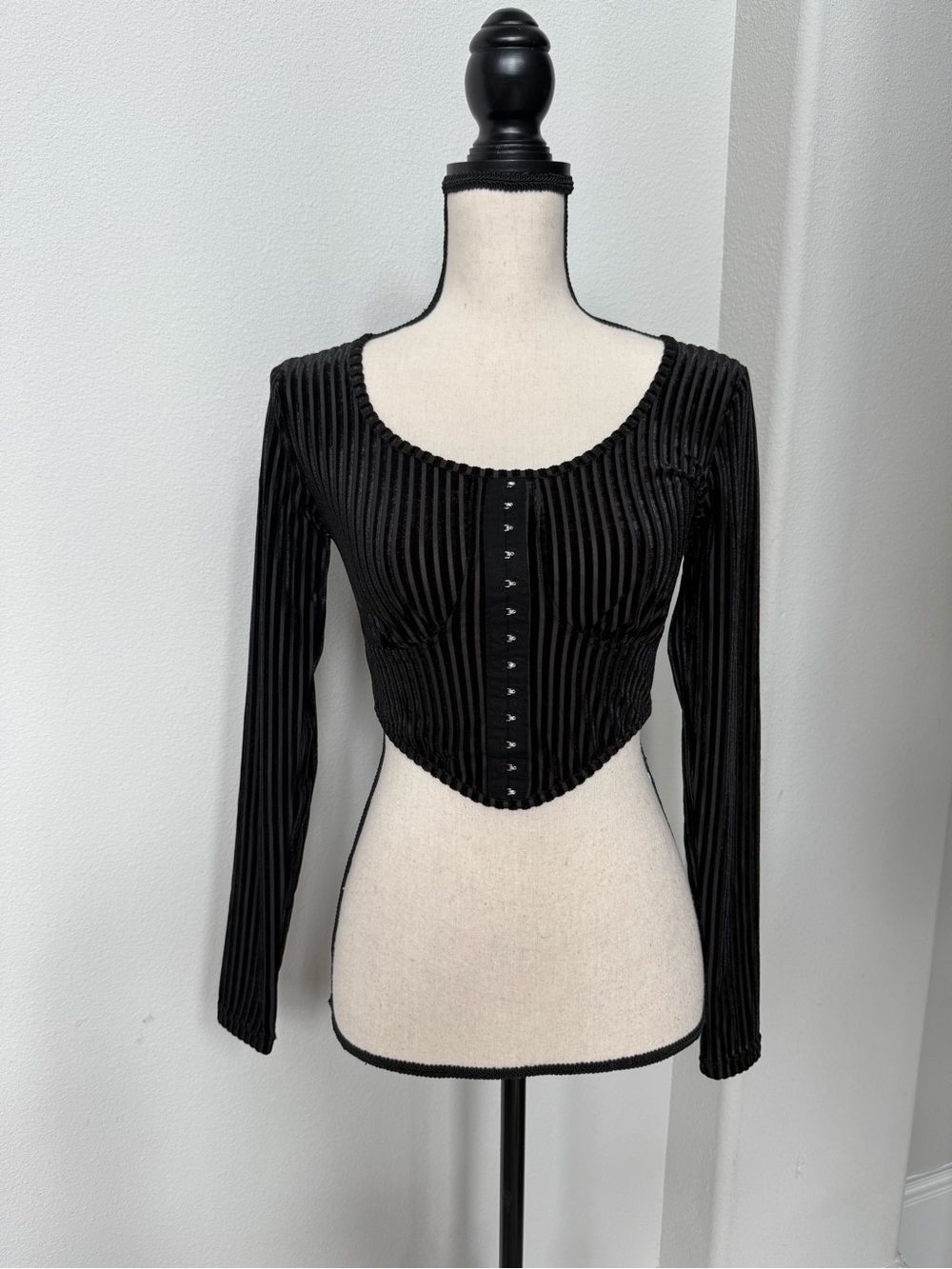 Hesperus Black Long-Sleeve Velvet Ribbed Hook-and-Eye Crop Top